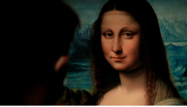 ¿Peligra el cuadro más famoso del mundo? Hombre le lanza una torta a La Mona Lisa